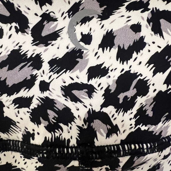 ZYIA Active light n tight snow leopard leggings -NWOT - Picture 6 of 6
